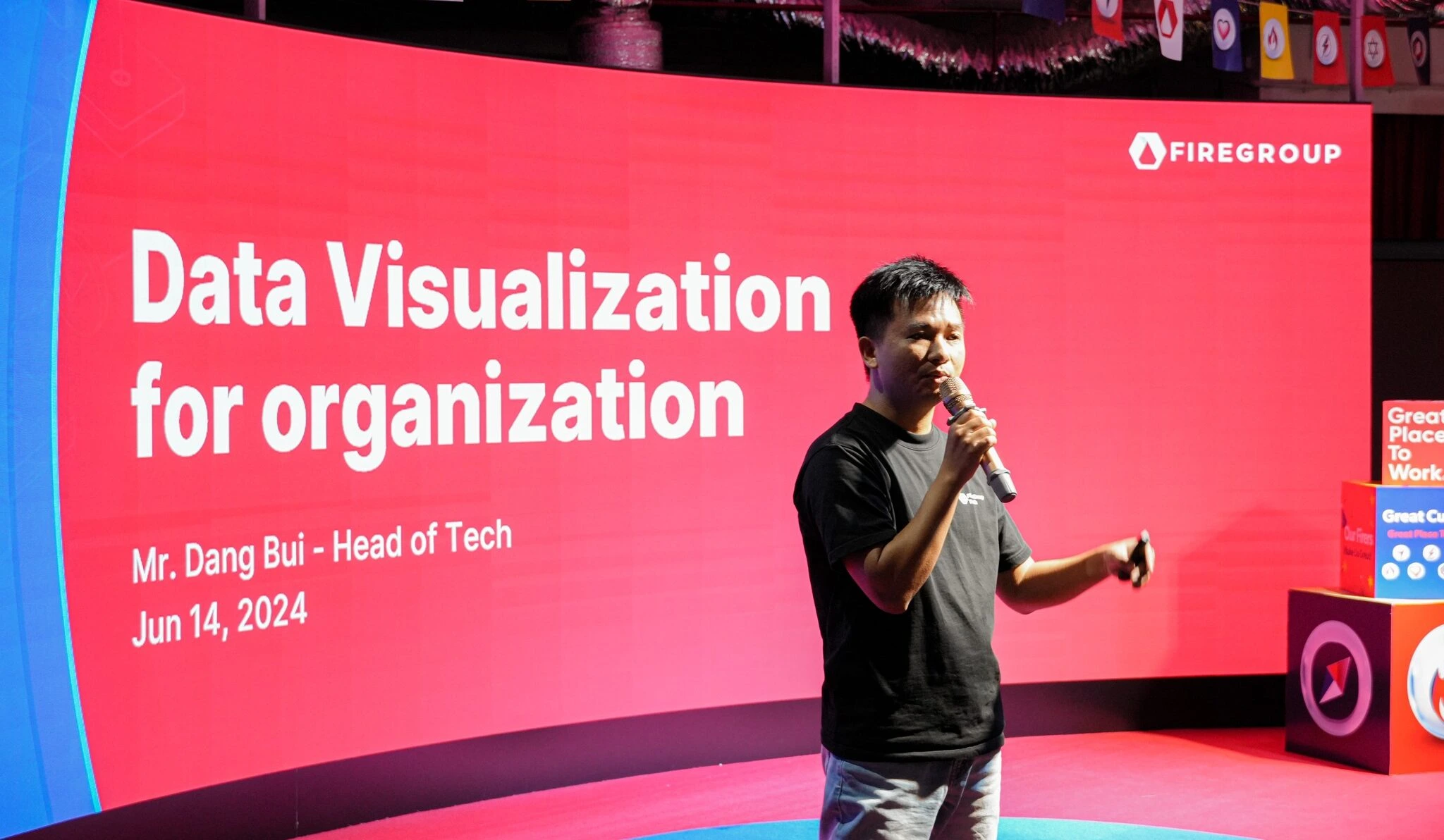 transcy-company-tour-speaker-talking-data-visualization